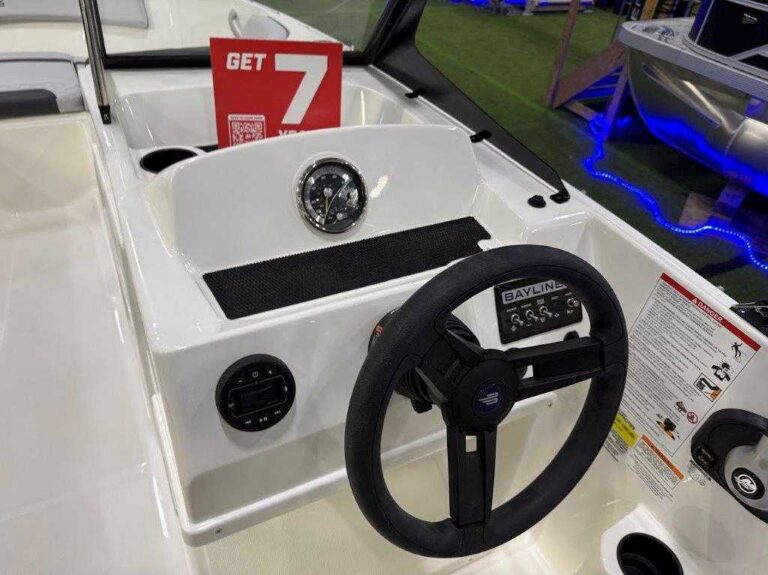 2026 Bayliner M17 - Full Windshield US-BLBX1754A626 [photo 27]